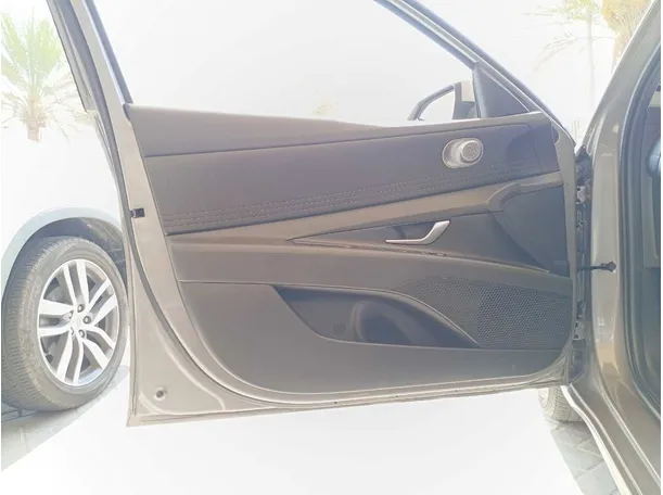 Car image 10