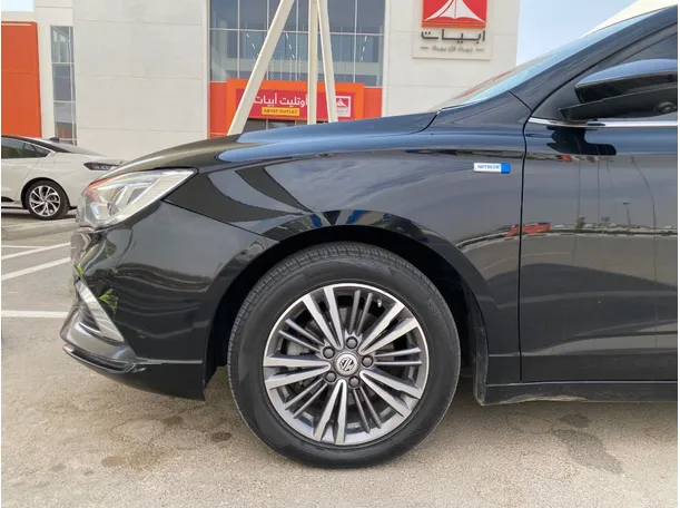 Car image 9