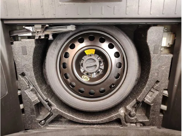 Car image 27