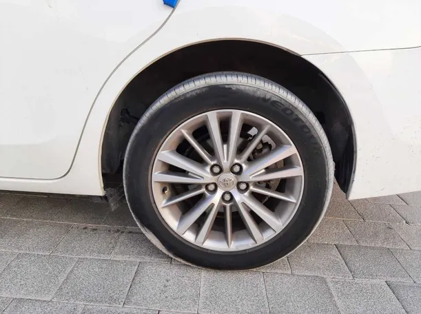 Car image 9