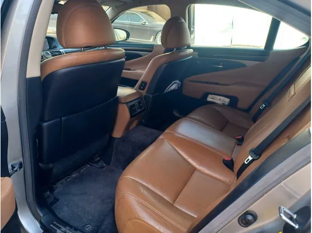 Car image 14