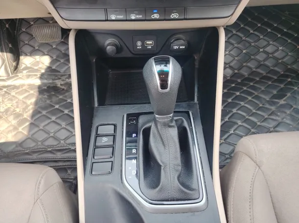 Car image 19