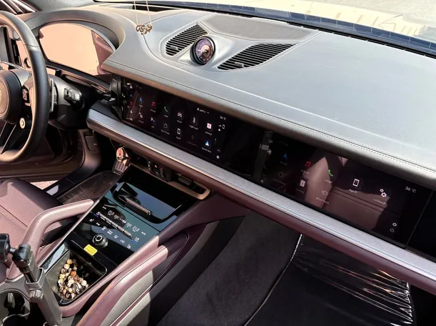 Car image 14