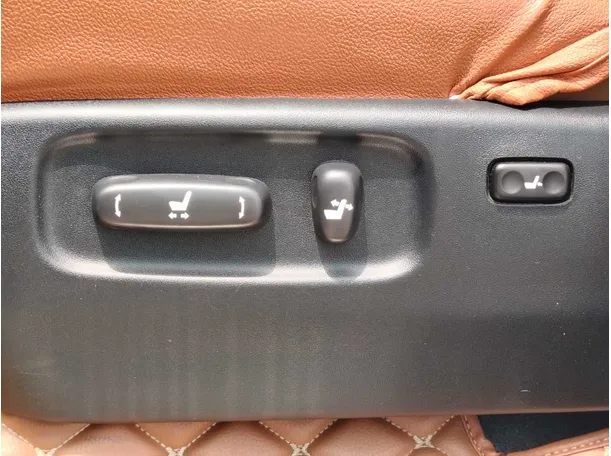 Car image 30
