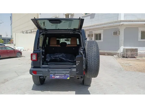 Car image 19