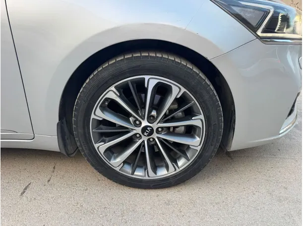Car image 20