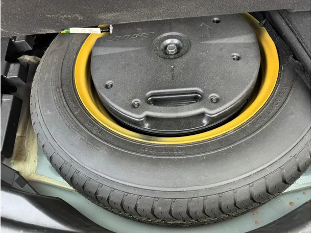 Car image 19
