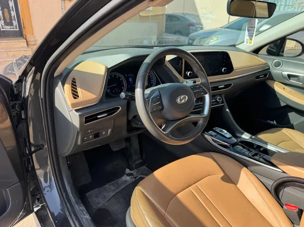 Car image 12