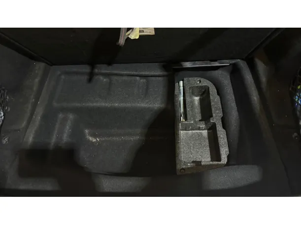 Car image 26
