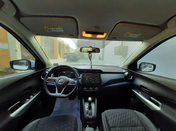Car image 14