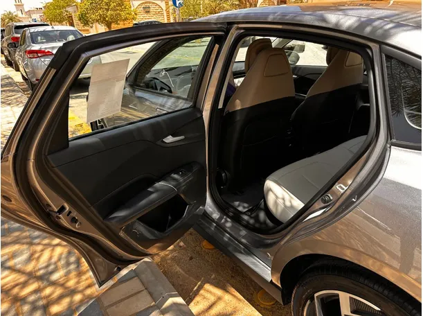Car image 13