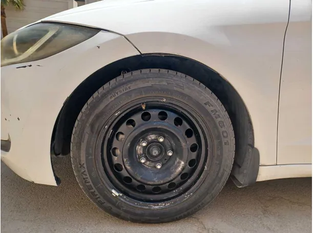 Car image 9