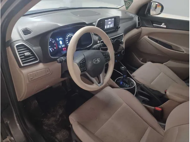 Car image 12