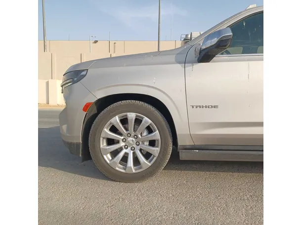 Car image 9