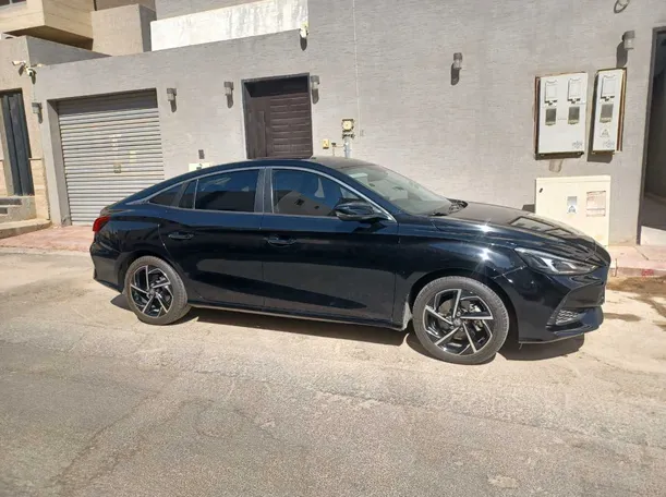 Car image 4
