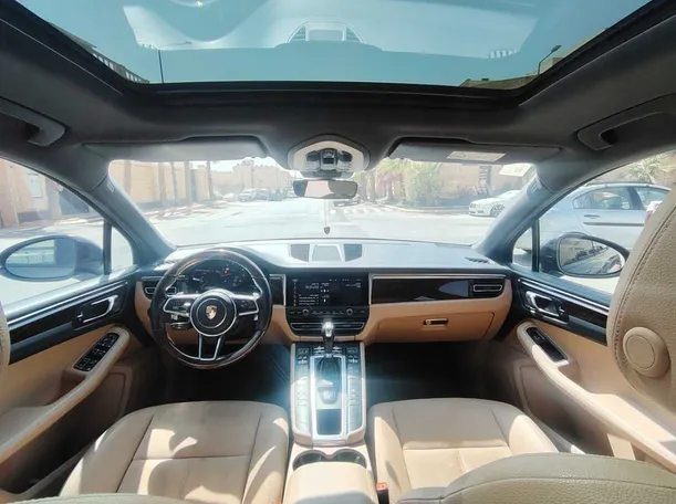 Car image 18