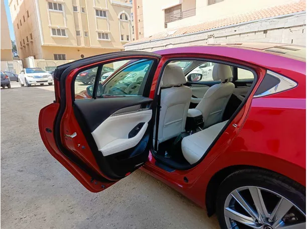 Car image 14