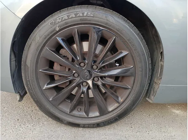 Car image 9