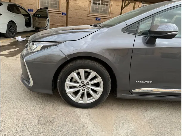 Car image 9