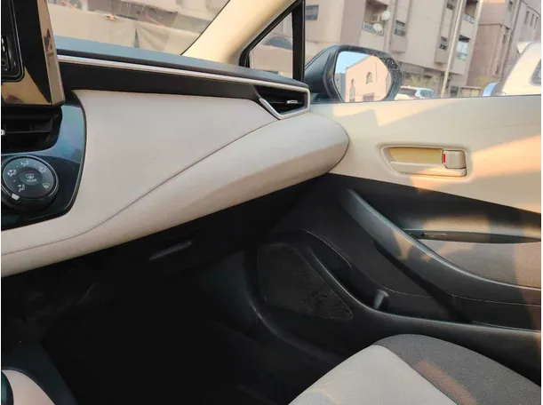 Car image 30