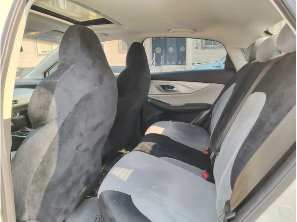 Car image 17