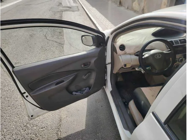 Car image 12
