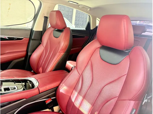 Car image 12