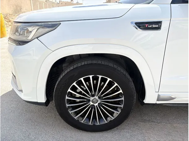 Car image 9