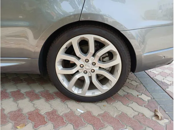 Car image 9