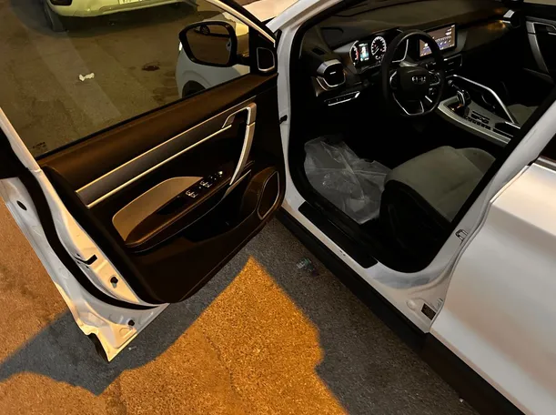 Car image 11