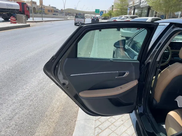 Car image 14