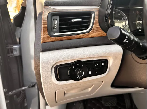 Car image 24