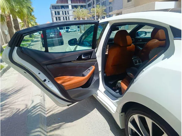 Car image 17
