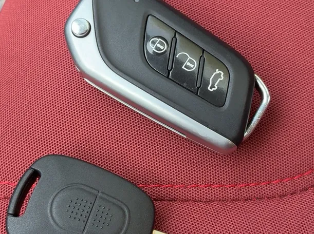 Car image 13