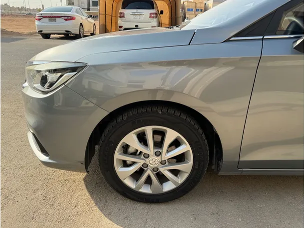Car image 9