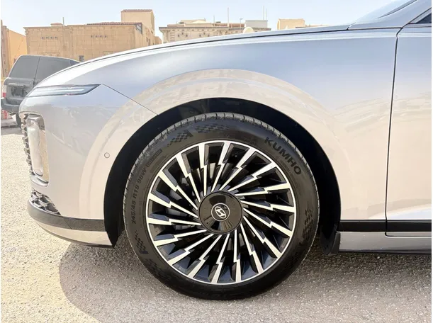 Car image 9