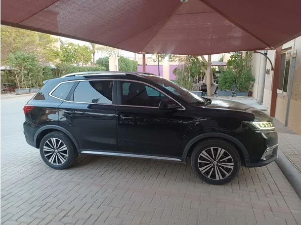 Car image 4