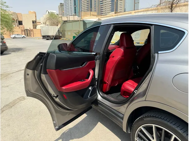 Car image 14