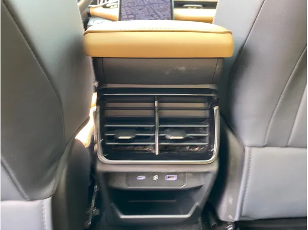 Car image 28