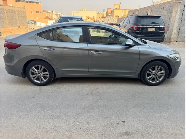 Car image 4