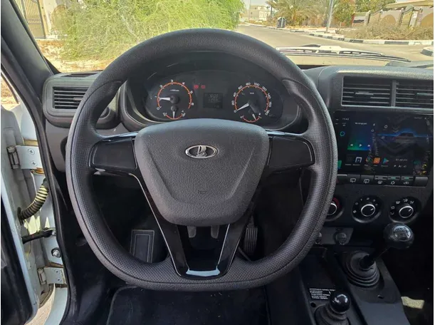 Car image 14