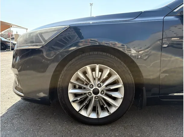 Car image 9