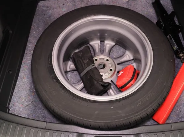 Car image 15