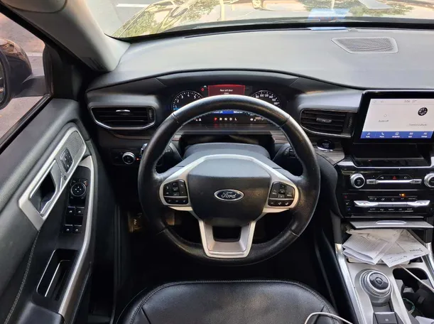 Car image 18
