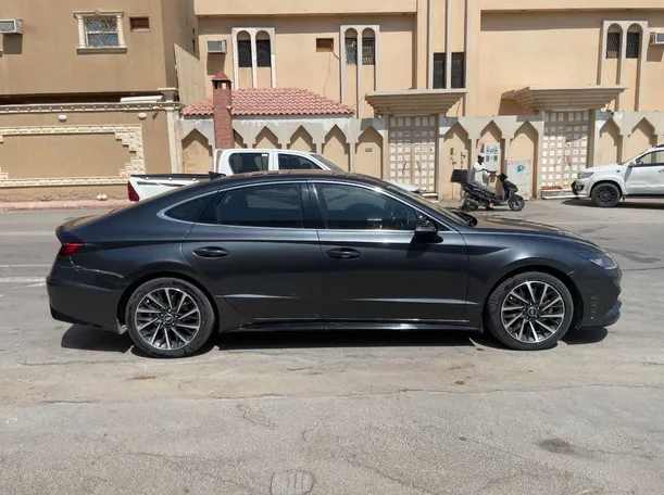 Car image 4