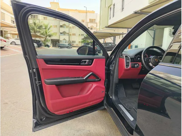 Car image 11