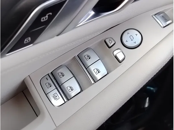 Car image 30