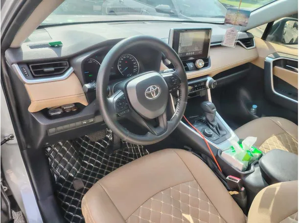 Car image 13