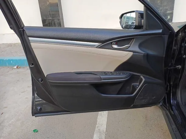 Car image 10