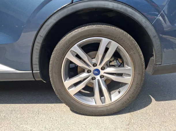 Car image 9